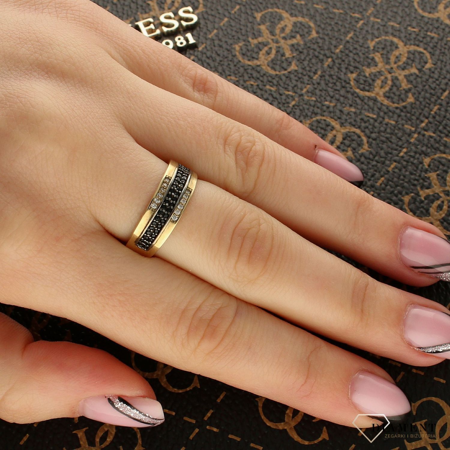 Złoty pierścionek pasmo czarnych cyrkonii Au...jpg